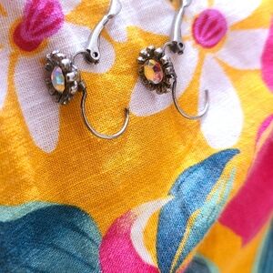 Vintage earrings color: silver